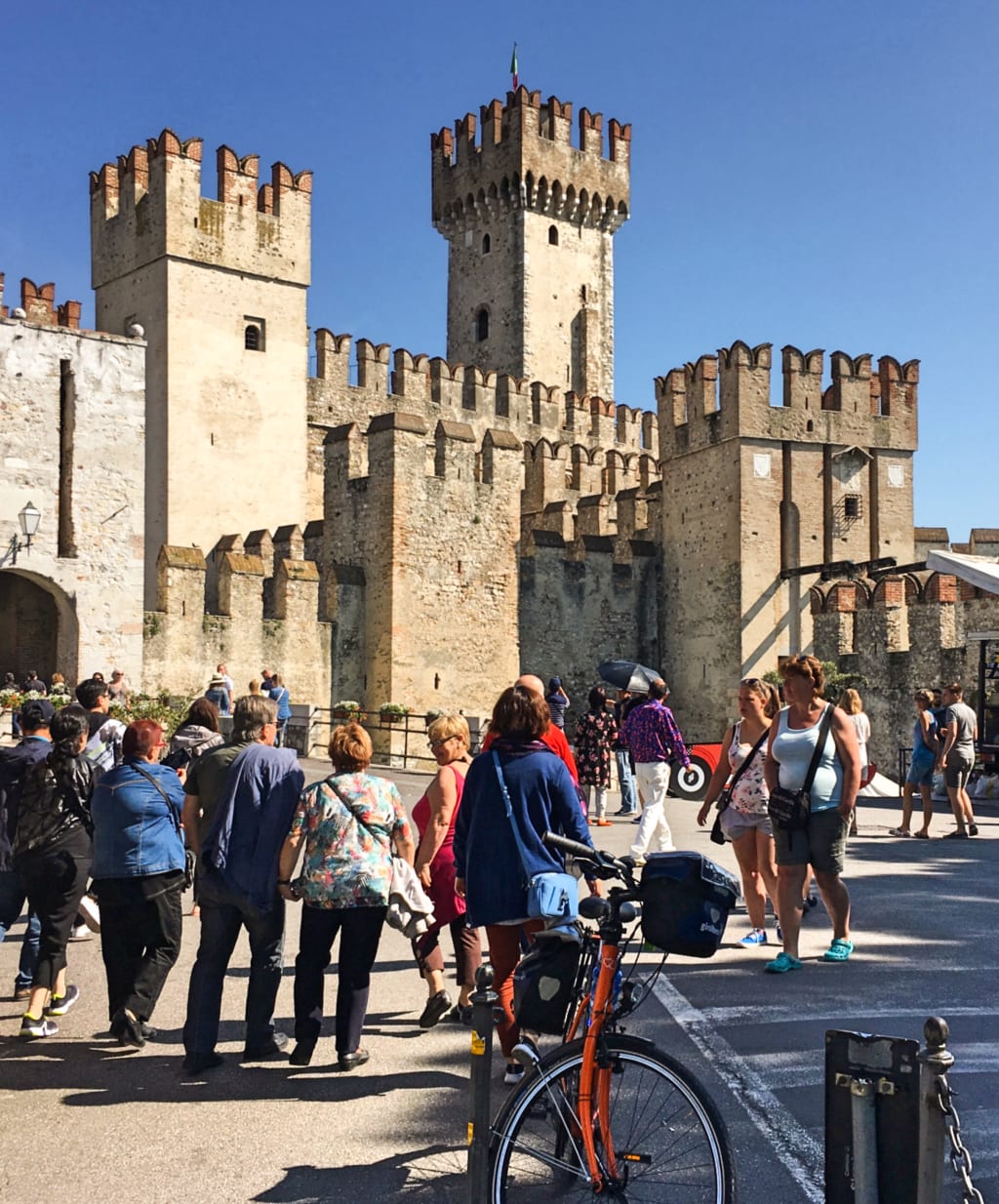 Ciclisti in viaggio con "Girolibero" davanti al Castello di Sirmione, Lago di Garda, Veneto